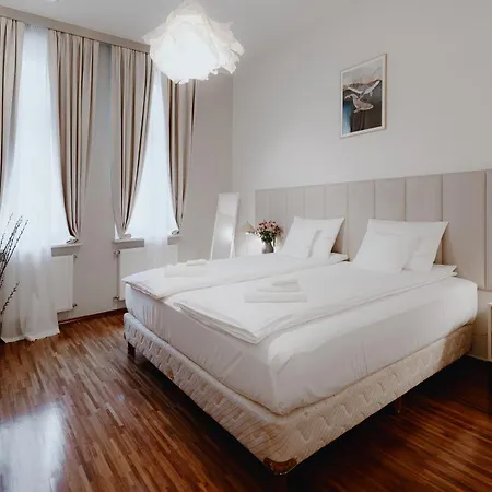 Tarlowska - Free Parking - Near Castle, Main Square & River - 3 Bedroom, Loggia, 2xtv 4k Apartment Krakow